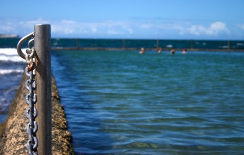 怀孕初期一点点腹痛有点红血丝（怀孕初期出鲜红色的血伴有轻微腹痛）