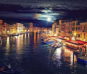 小孩发烧身上出了大片红（孩子发烧时身上起成片的红）