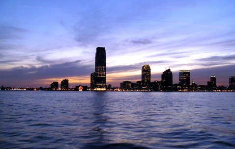 怀孕初期可以吃一点榴莲吗（孕妇怀孕初期可以吃榴莲吗）