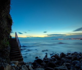 小孩咳嗽发烧后背疼（小孩咳嗽后背发热）